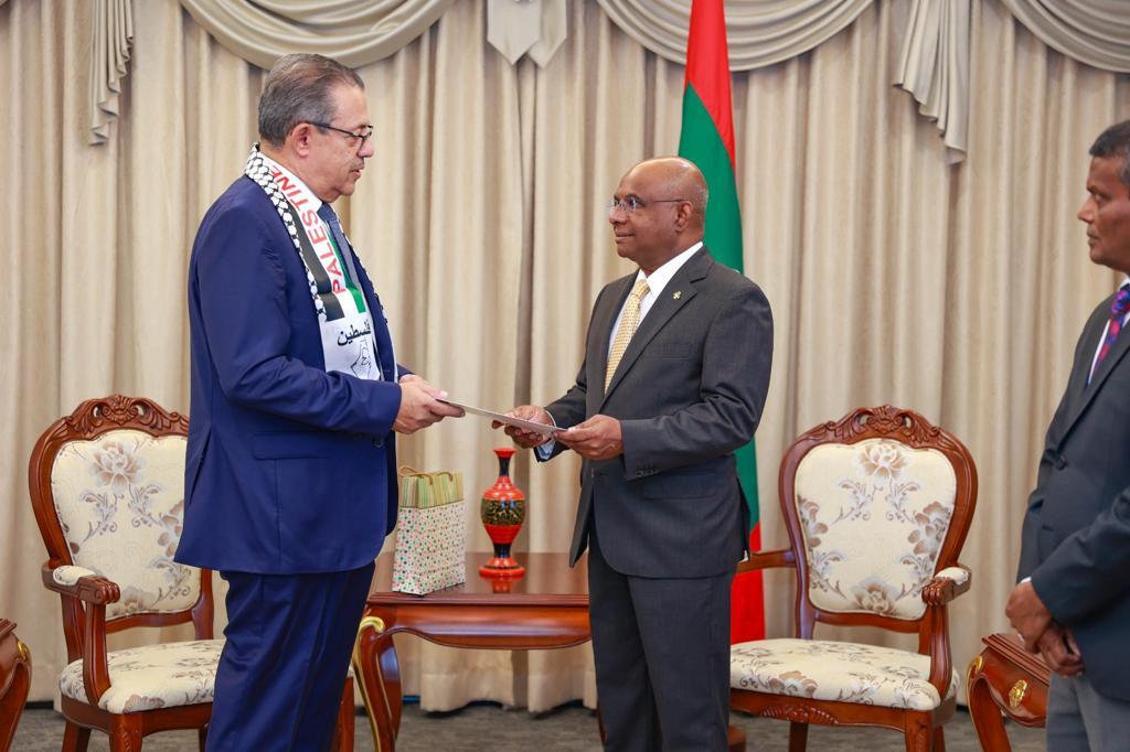 خلف يقدم أوراق اعتماده لوزير خارجية المالديف